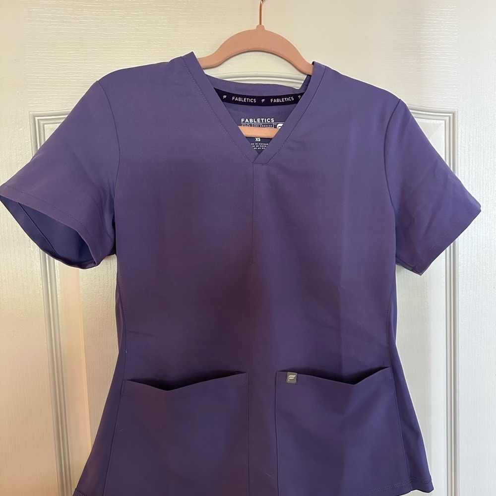 Fabletics Women's Method Flex 2-Pocket Scrub Top XS WISTERIA